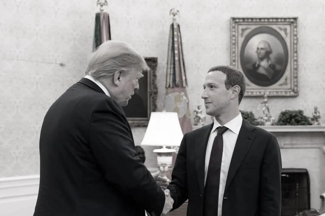 Facebook aplica un nuevo filtro en su algoritmo 1 Donald Trump y Mark Zuckerberg