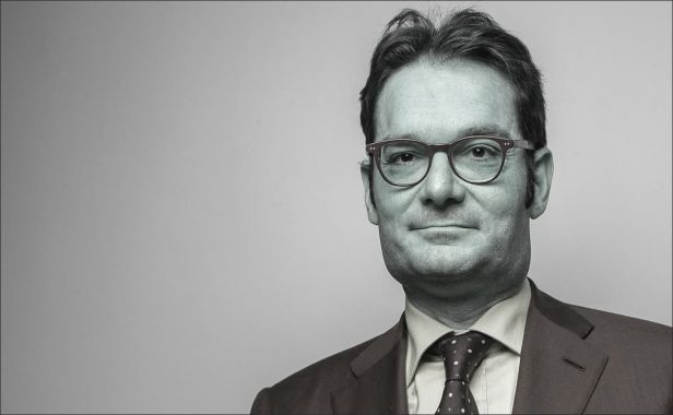 El presidente del grupo PRISA, Joseph Oughourlian, alerta a sus periodistas de que vienen tiempos difíciles
