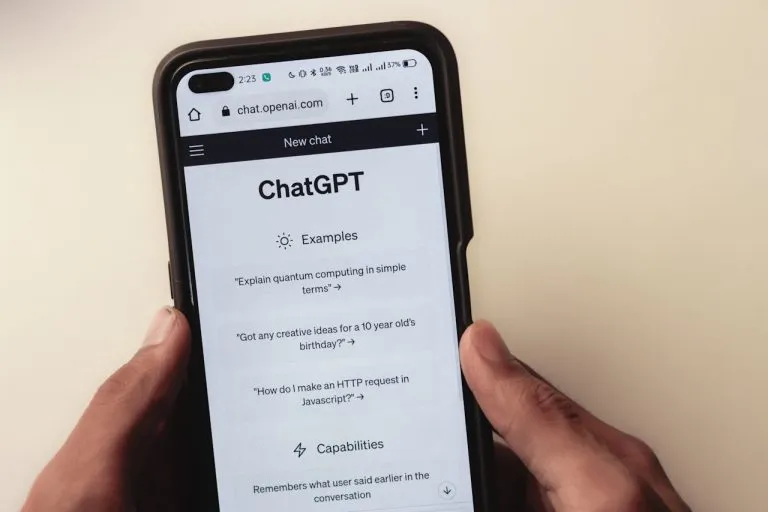 ChatGPT llega a WhatsApp. OpenAI se conecta con META con este número de teléfono 46 OpenAI estudia pivotar hacia un modelo con publicidad en ChatGPT.