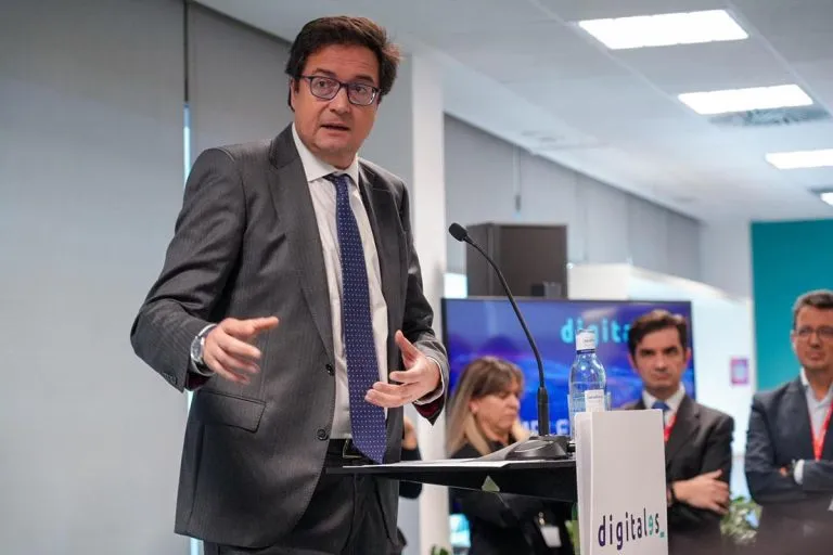 Sólo la prensa impresa recibirá ayudas del Gobierno para crear sus propios ChatGPT