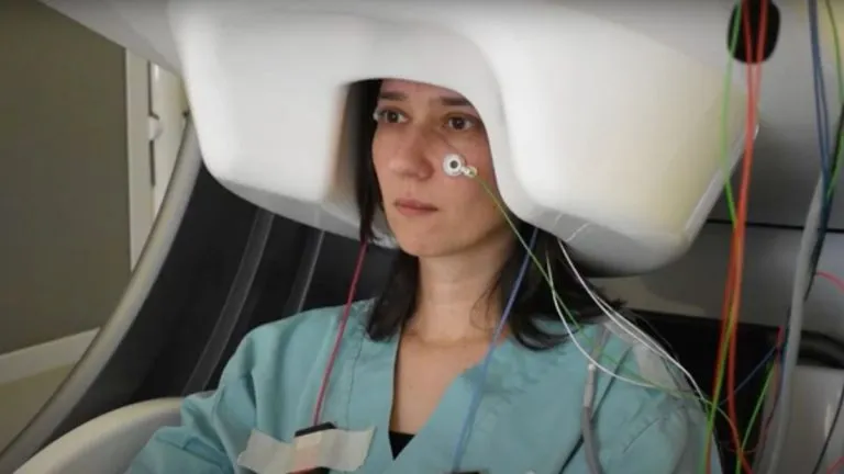 META desarrolla una IA capaz de leer tu mente con este casco 11 El casco con el que META AI lee tu mente.