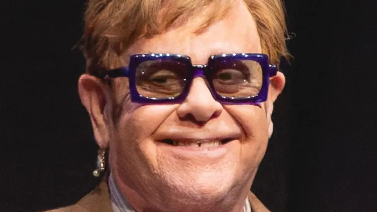 "Robo a gran escala". Elton John contra ChatGPT. No quiere que la IA cante sus canciones. Ni las de nadie 62 Elton John no quiere que ChatGPT cante sus canciones