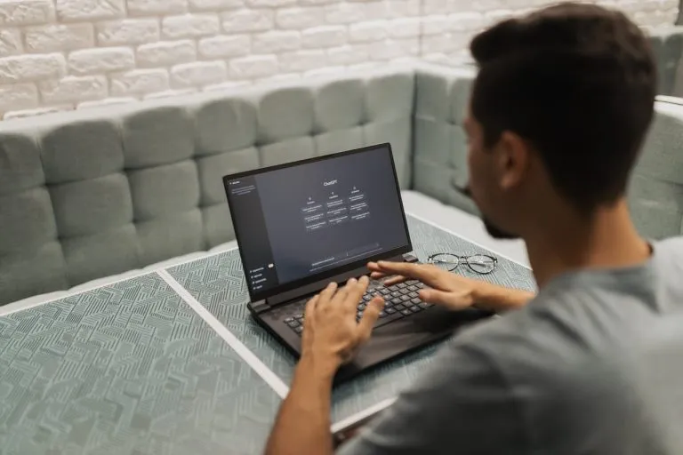 ChatGPT ya les roba el trabajo a los becarios