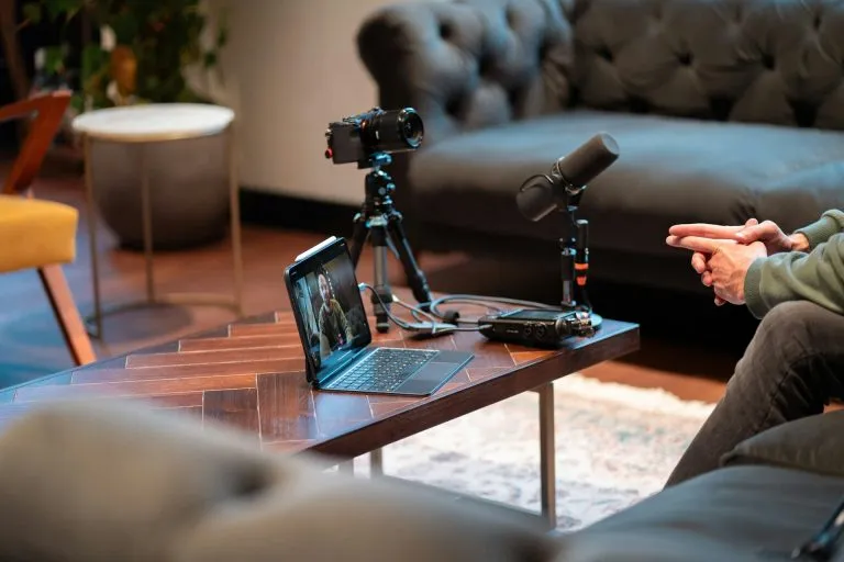 YouTube permitirá transmitir en streaming en Shorts de manera simultánea. Lo confirma su CEO, Neal Mohan 42 YouTube permitirá transmitir en streaming en Shorts de manera simultánea. Foto: UnSplah