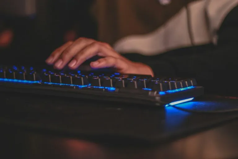 Ratón, pantalla, clics. META espía así a sus empleados para entrenar su IA 38 Meta espía a sus empleados para entrenar a su IA. Foto: UnSplash.