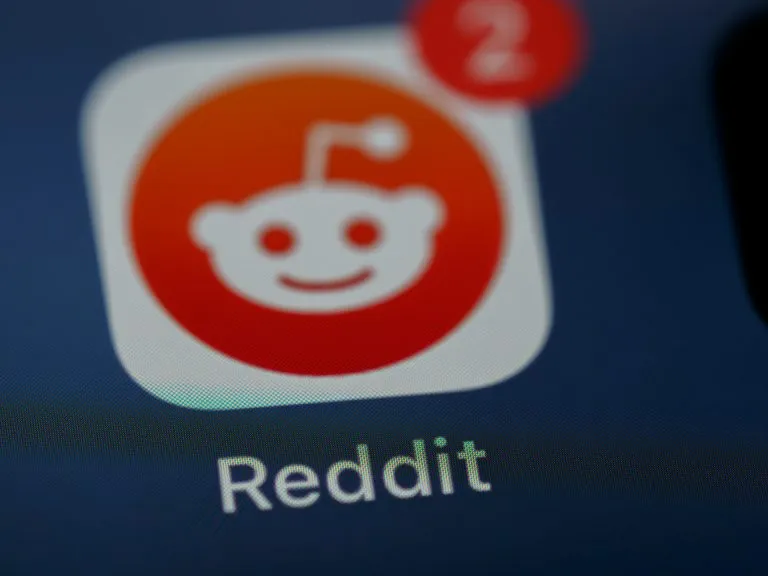 Reddit y YouTube dominan las fuentes citadas por la IA. Foto: UnSplash