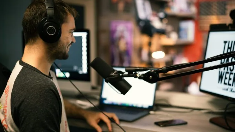 El 40% de los españoles se informa con influencers, según Digital News Report 2026 del Instituto Reuters. Foto: UnSplush
